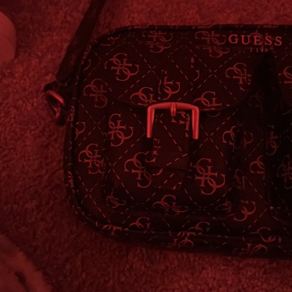 A guess bag, brand new. Still has tags and packaging inside - Picture 5 of 7